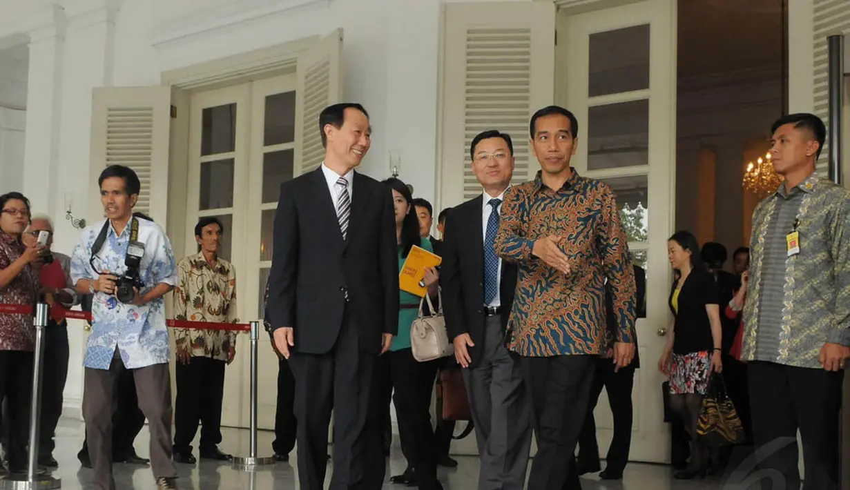 Selain mengucapkan selamat, Wang Jiarui dan Jokowi melakukan diskusi dan perbincangan mengenai hubungan Cina dan Indonesia, Jakarta, (15/9/14).(Liputan6.com/Herman Zakharia)