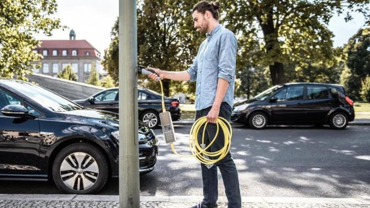 Startup Ini Ubah Tiang Lampu Jalanan Jadi Charger Mobil Listrik. Kredit: Ubitricity