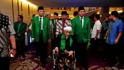 Tokoh senior PPP, Maimoen Zubair alias Mbah Moen (tengah) hadir dalam Mukernas I di Jakarta, Rabu (10/12/2014). (Liputan6.com/Johan Tallo)