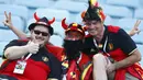 Para suporter Belgia berpose saat pertandingan melawan Panama pada laga Piala Dunia 2018 di Stadion Fisht, Senin (18/6/2018). Belgia menang 3-0 atas Panama. (AP/Matthias Schrader)
