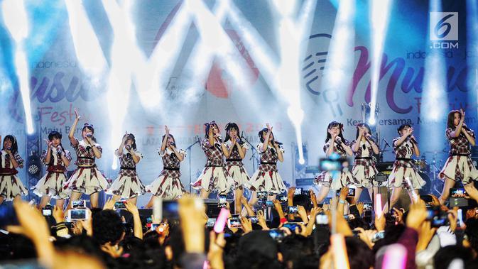 Penampilan vokal Grup asal Jepang AKB48 pada festival JAK-Japan Matsuri 2018 di kawasan Gelora Bung Karno, Jakarta, Sabtu (8/9). Dalam musik festival itu AKB48 menyanyikan sepuluh lagu diantaranya Heavy Rotation dan Aitakatta. (Liputan6.com/Faizal Fanani)