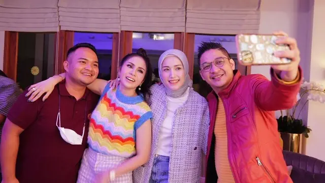 Pasha Ungu bersama istri dan Momo Geisha dengan suaminya (Foto: Instagram/@therealmomogeisha)