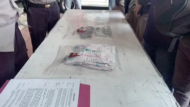 Sejumlah barang bukti yang ditampilkan di depan awal media saat rilis kasus pencabulan ayah terhadap putrinya hingga melahirkan anak di Garut
