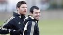 Dua gelandang Liverpool, Xabi Alonso dan Javier Mascherano mengikuti latihan di Melwood, Liverpool, 9 Maret 2009. Liverpool berhadapan dengan Real Madrid di kancah Liga Champions pada 10 Maret. AFP PHOTO/PAUL ELLIS