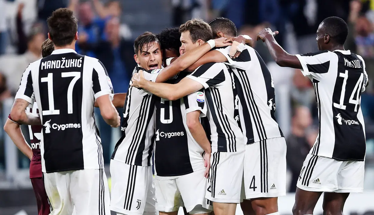 Para pemain Juventus merayakan gol yang dicetak Miralem Pjanic ke gawang Torino pada laga Serie A, Italia, di Stadion Allianz, Sabtu (23/9/2017). Juventus menang 4-0 atas Torino. (AFP/ Filippo Monteforte)