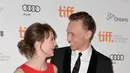 Film horor menjelang Halloween ini, menuntut  Tom Hiddleston untuk beradegan panas dengan lawan mainnya, Mia Wasikowska. (AFP/Bintang.com)