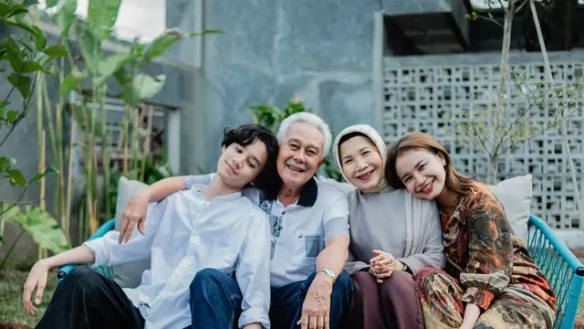Rossa dan keluarga. (Foto: Instagram @irsrossa910)