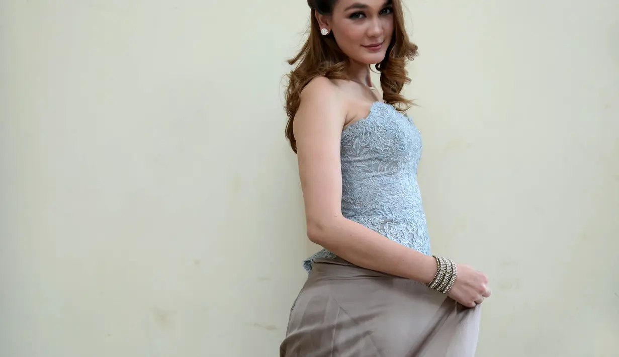 Luna Maya kini sibuk dengan clothing line barunya.