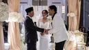 Kenia memilih tampil anggun dengan gaun putih panjang. Gaun tersebut memiliki siluet korset di bagian atas dan lace di bagian lengan. Rok panjang dress dibuat lurus polos berbahan satin. [@nasaruddin_umar]