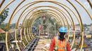 Pekerja menggarap proyek pembangunan Jembatan Penyebaran Orang (JPO) Pasar Minggu di Jakarta Selatan, Kamis (26/9/2019). JPO berdesain artistik senilai Rp 7 miliar tersebut ditargetkan rampung pengerjaannya pada Desember 2019 mendatang. (Liputan6.com/Immanuel Antonius)