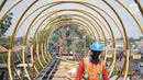Pekerja menggarap proyek pembangunan Jembatan Penyebaran Orang (JPO) Pasar Minggu di Jakarta Selatan, Kamis (26/9/2019). JPO berdesain artistik senilai Rp 7 miliar tersebut ditargetkan rampung pengerjaannya pada Desember 2019 mendatang. (Liputan6.com/Immanuel Antonius)