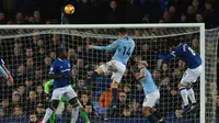 Proses terjadinya gol pertama Man City dicetak Aymeric Laporte pada laga lanjutan Premier League yang berlangsung di stadion Goodison Park, Liverpool, Kamis (7/2). Manchester City menang 2-0 atas Everton. (AFP/Paul Ellis)