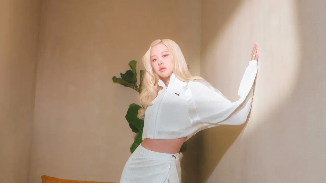 Style Effortless ROSÉ BLACKPINK dengan PUMA Speedcat Mule