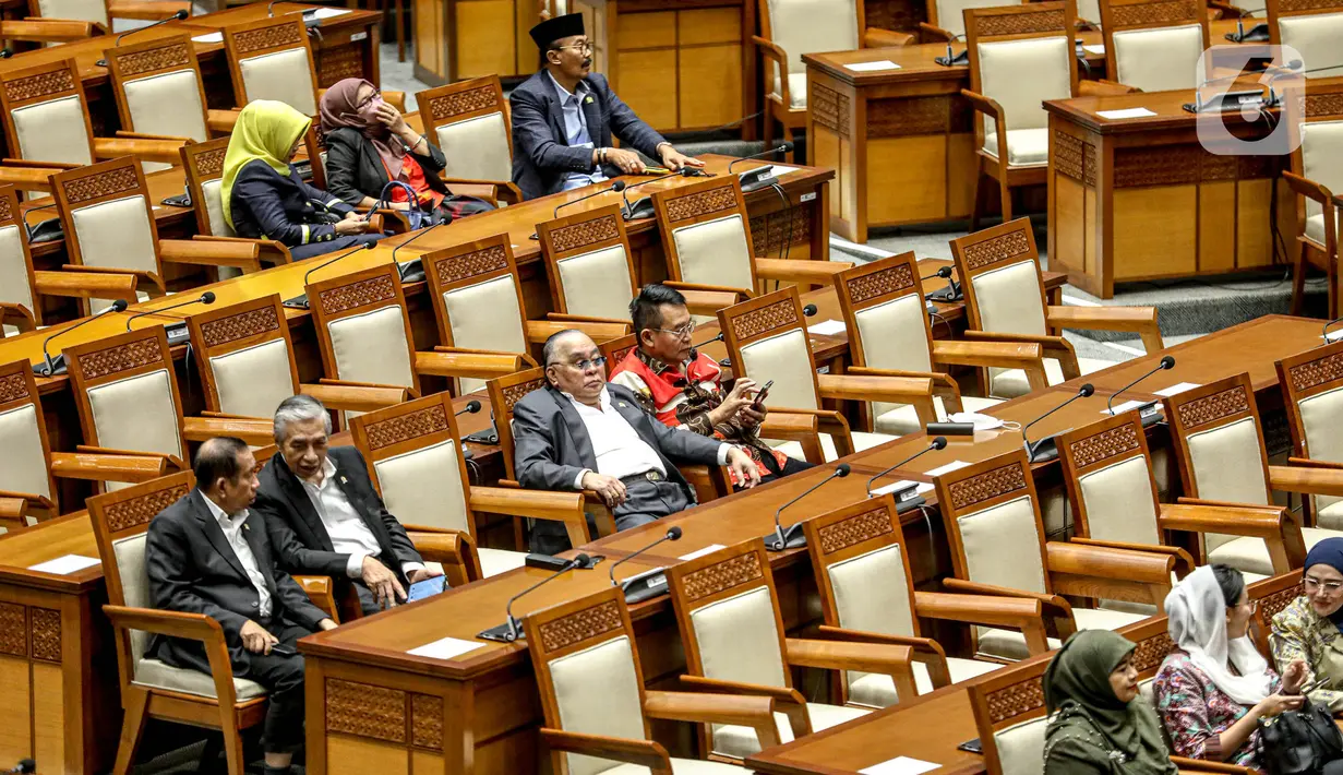 Ketiga, laporan Komisi I DPR RI mengenai hasil pembahasan Penerimaan Hibah Alpalhankam dari Luar Negeri, dilanjutkan dengan pengambilan keputusan. (Liputan6.com/Faizal Fanani)