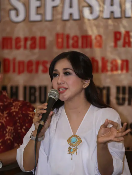 "Dari mulai dimuliakan sampai dijatuhan, sudah saya rasakan semua. Mau cari apalagi? Uang enggak akan menyelesaian semuanya," kata Paramitha Rusady. (Nurwahyunan/Bintang.com)