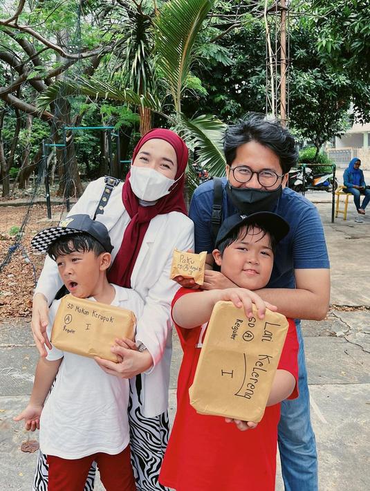 Meski telah berpisah, Ririe Fairus tak menjaga jarak dengan mantan suami. Bersama kedua anaknya, ia pun terlihat senang bisa menghabiskan waktu bersama. (Foto: Instagram/@ririe_fairus)