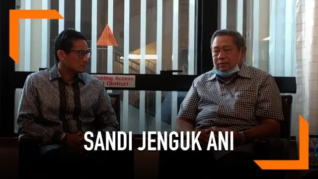 Sandiaga Uno jenguk Ani Yudhoyono di Singapura. Sandi datang bersama ibu dan istrinya.