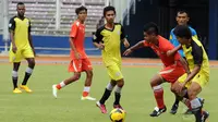Penyerang Persija Jakarta, Bambang Pamungkas (kedua dari kanan) mencoba lolos dari kawalan pemain Martapura FC saat laga uji coba di Stadion GBK Jakarta, Selasa (6/1/2015). Persija unggul 2-1 atas Martapura FC. (Liputan6.com/Helmi Fithriansyah)