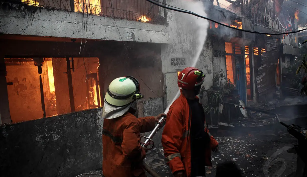 Untuk memadamkan api, petugas menerjunkan sedikitnya 36 unit mobil pemadam kebakaran, Jakarta, (14/10/14). (Liputan6.com/Faizal Fanani)