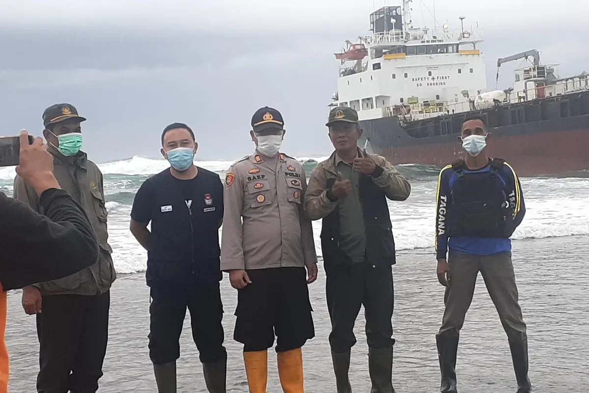 Tim gabungan Basarnas, SAR, Satpoloairud Polres Garut dan Kecamatan Cibalong masih bersiaga di lokasi terdamparnya Kapal Tanker MT Edricko 3 di pantai Sancang, Garut.