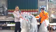 Petugas mengamankan balon udara yang diterbangkan pada Hari Raya Idul Fitri di Jatim. (Dian Kurniawan/Liputan6.com)