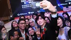 Salah satu personel Super Junior, Leeteuk berselfie bersama peserta saat menghadiri acara Indonesia-Korea Business Summit 2017 di Hotel Shangri-La, Jakarta, Selasa (14/3). (Liputan6.com/Herman Zakharia)