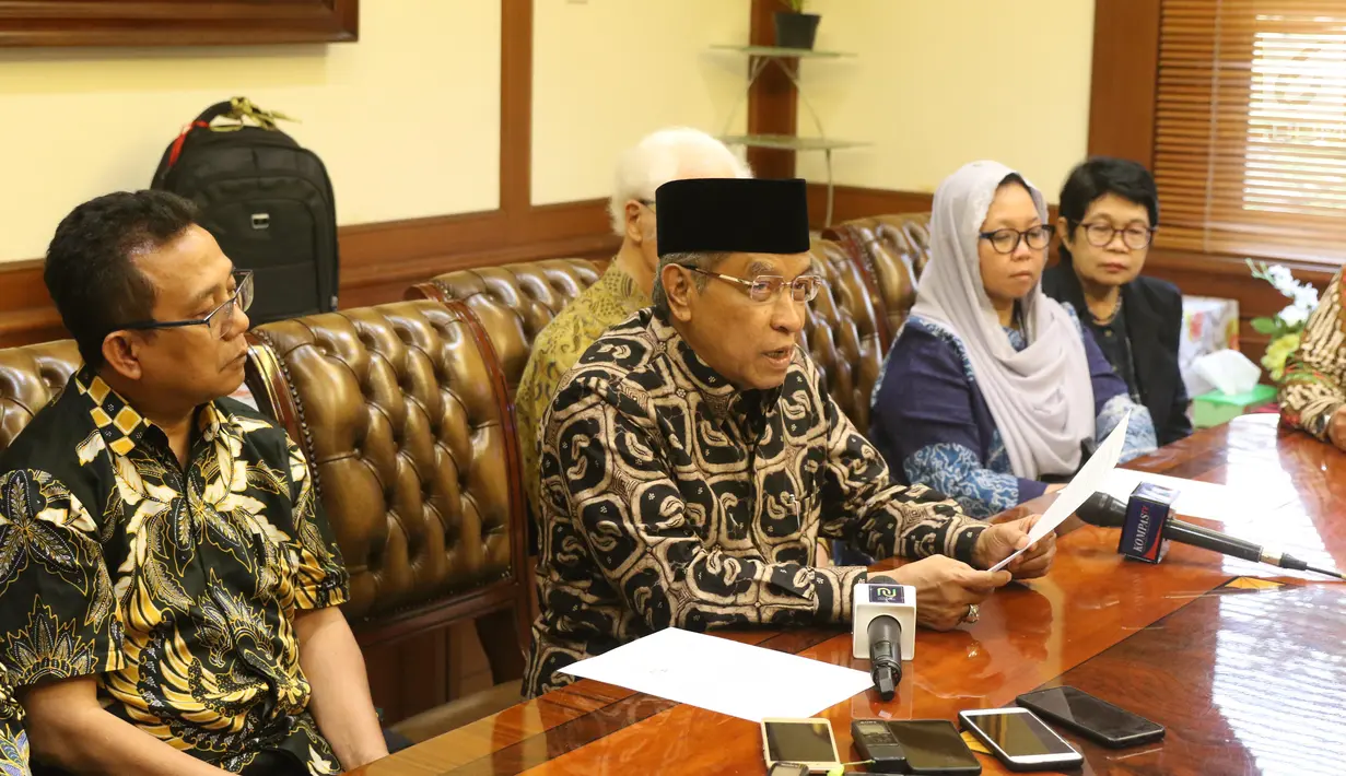 Ketua Umum Pengurus Besar Nahdlatul Ulama (PBNU), KH Said Aqil Siradj (kedua kiri) menggelar konferensi pers menyerukan perdamaian di Papua, di Jakarta, Senin (9/9/2019). Seruan untuk Papua damai dibacakan bergantian oleh seluruh tokoh yang hadir. (Liputan6.com/Angga Yuniar)