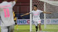 Persikabo 1973 memetik kemenangan pertamanya di Grup D Piala Presiden 2022 usai mengalahkan PSM Makassar 1-0 di Stadion Kanjuruhan, Malang, Rabu (15/6/2022). Keputusan wasit yang memberikan hadiah penalti di penghujung laga sempat diprotes para pemain PSM Makassar yang menganggap pelanggaran terjadi di luar kotak penalti. Namun wasit tetap pada keputusannya. (Bola.com/Arief Bagus)