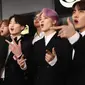 Boyband Bangtan Boys alias BTS berpose di karpet merah setibanya pada perhelatan Grammy Awards 2019 di Staples Center, Los Angeles, Minggu (10/2). Penampilan stylist BTS itu merupakan karya dua desainer asal Korea Selatan. (Rich Fury/Getty Images/AFP)