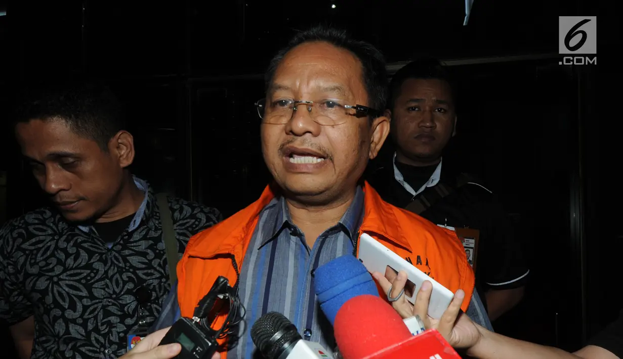 Tahan Manahan Panggabean usai  menjalani pemeriksaan di KPK, Jakarta, Senin (13/8). Tahan Manahan resmi ditahan terkait suap Pengesahan Perubahan APBD 2013, 2014 dan 2015 oleh mantan Gubernur Sumut Gatot Pujo Nugroho. (Merdeka.com/Dwi Narwoko)