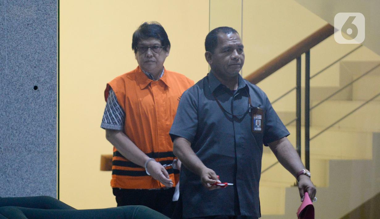 Mantan Kepala DPKAD Kota Bandung Herry Nurhayat (kiri) usai menjalani pemeriksaan penyidik di Gedung KPK, Jakarta, Senin (27/1/2020). KPK resmi menahan Herry Nurhayat terkait dugaan korupsi  pengadaan tanah untuk RTH di lingkungan Pemerintah Kota Bandung Tahun 2012-2013. (merdeka.com/Dwi Narwoko)