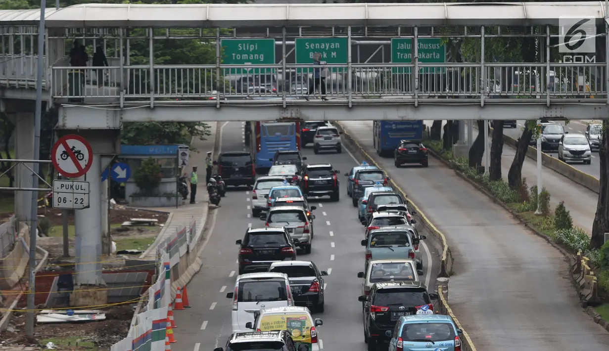 Kendaraan terjebak kepadatan di Jalan Jenderal Sudirman, Jakarta, Selasa (12/3). Meningkatnya jumlah kendaraan bermotor di Jakarta setiap tahunnya, semakin meningkatkan emisi kendaraan bermotor. (Liputan6.com/Helmi Fithriansyah)