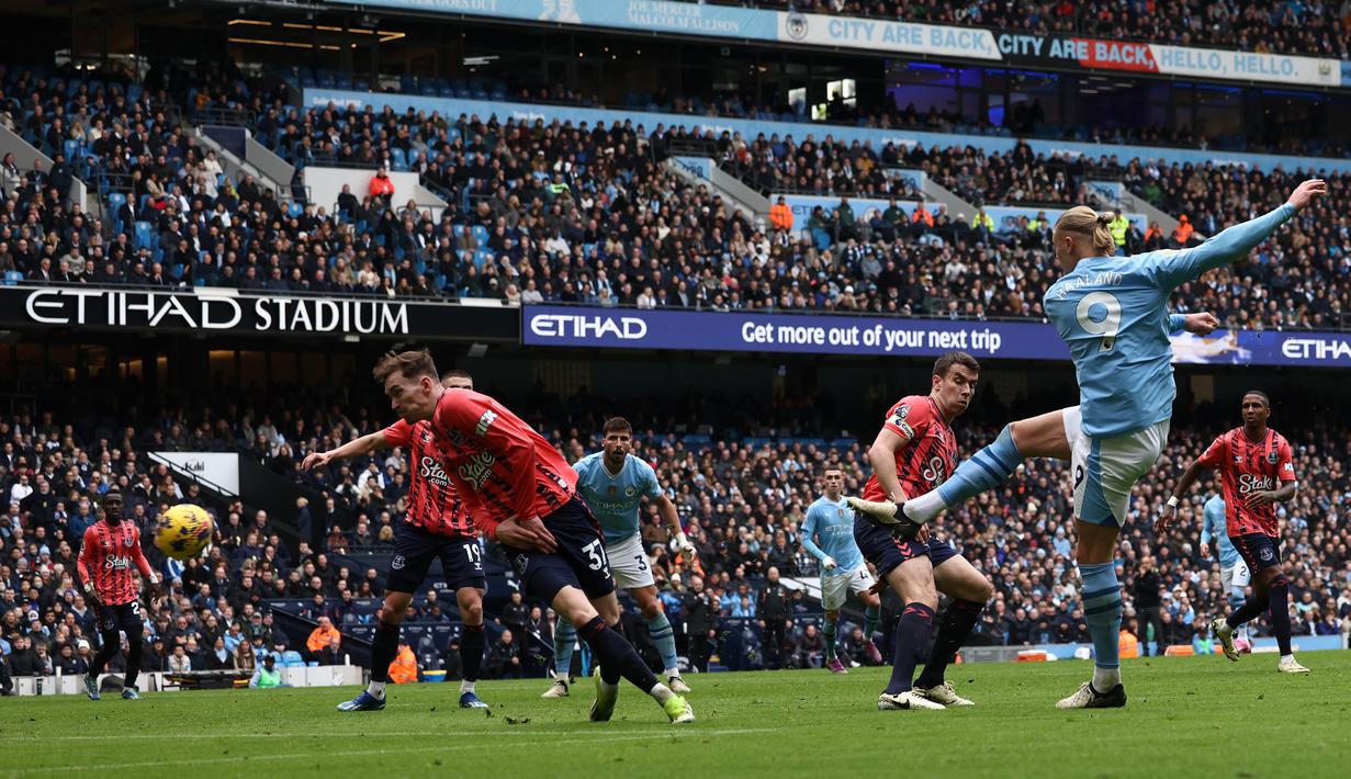Pemain Manchester City, Erling Haaland, mencetak gol ke gawang Everton pada laga Premier League 2023/2024 pekan 24 di Stadion Etihad, Sabtu (10/2/2024). (AFP/Darren Staples)