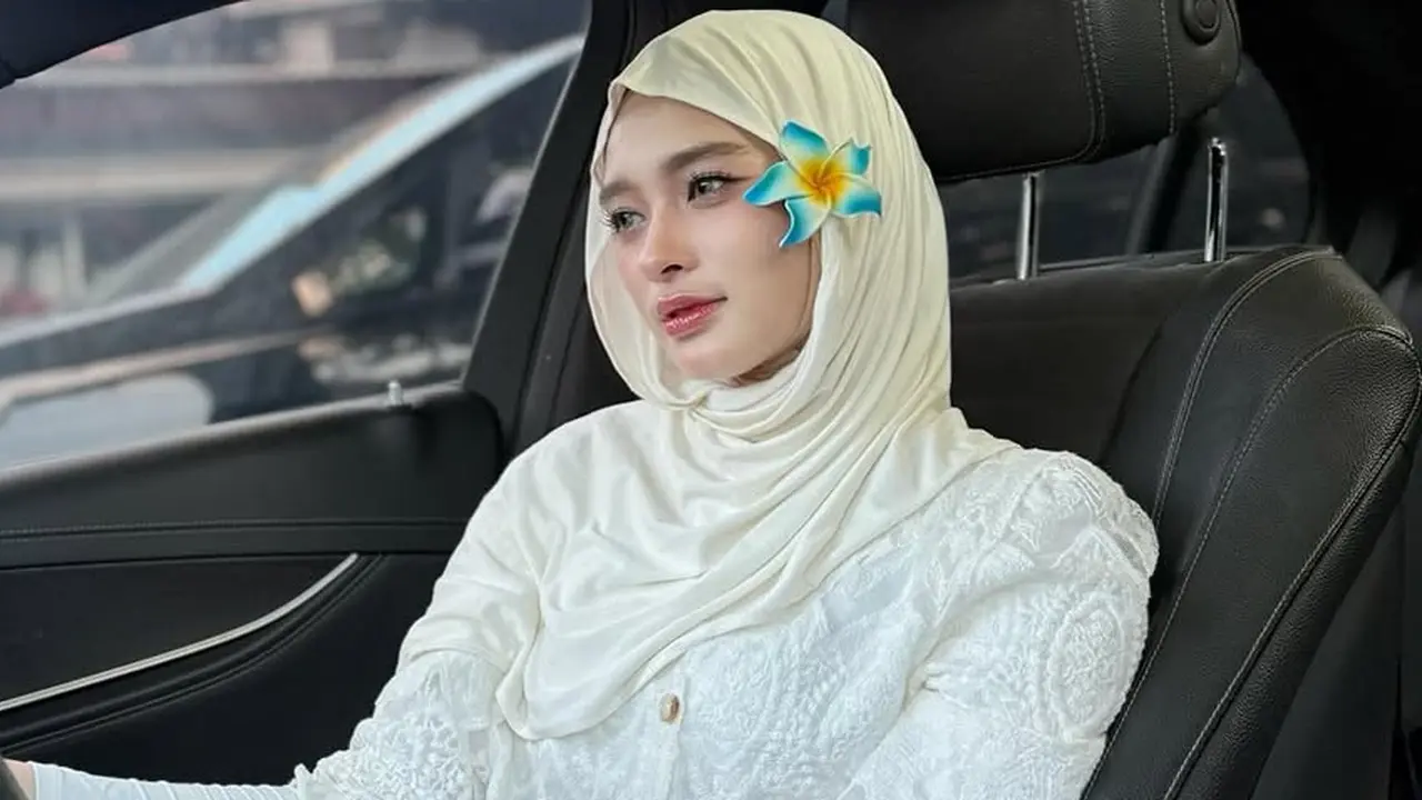Outfit Hijab Liburan di Pantai ala Inara Rusli (Foto: Instagram @mommy_starla)