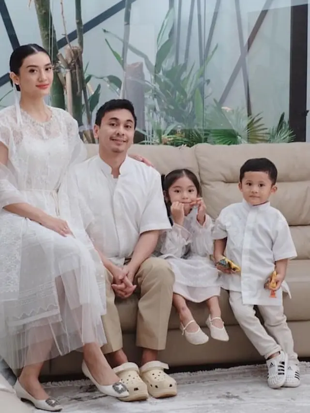 Gaya Artis Tanah Air Dibalut Baju Lebaran Lace Putih saat Lebaran