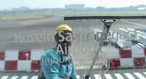 Petugas melakukan pemeriksaan mesin check in mandiri di Bandara Husein Sastranegara, Bandung, Jawa Barat, Jumat (7/8/2025).  (Istimewa)