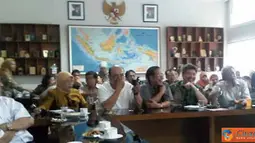Citizen6, Bogor: Peserta dengan suasana serius yang santai memperhatikan paparan diskusi panel. (Pengirim: Fahrizal Razak)