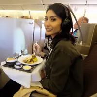 Tyas Mirasih terlihat tersenyum manis saat hendak menyantap hidangan di meja. (Foto: instagram.com/tyasmirasih)