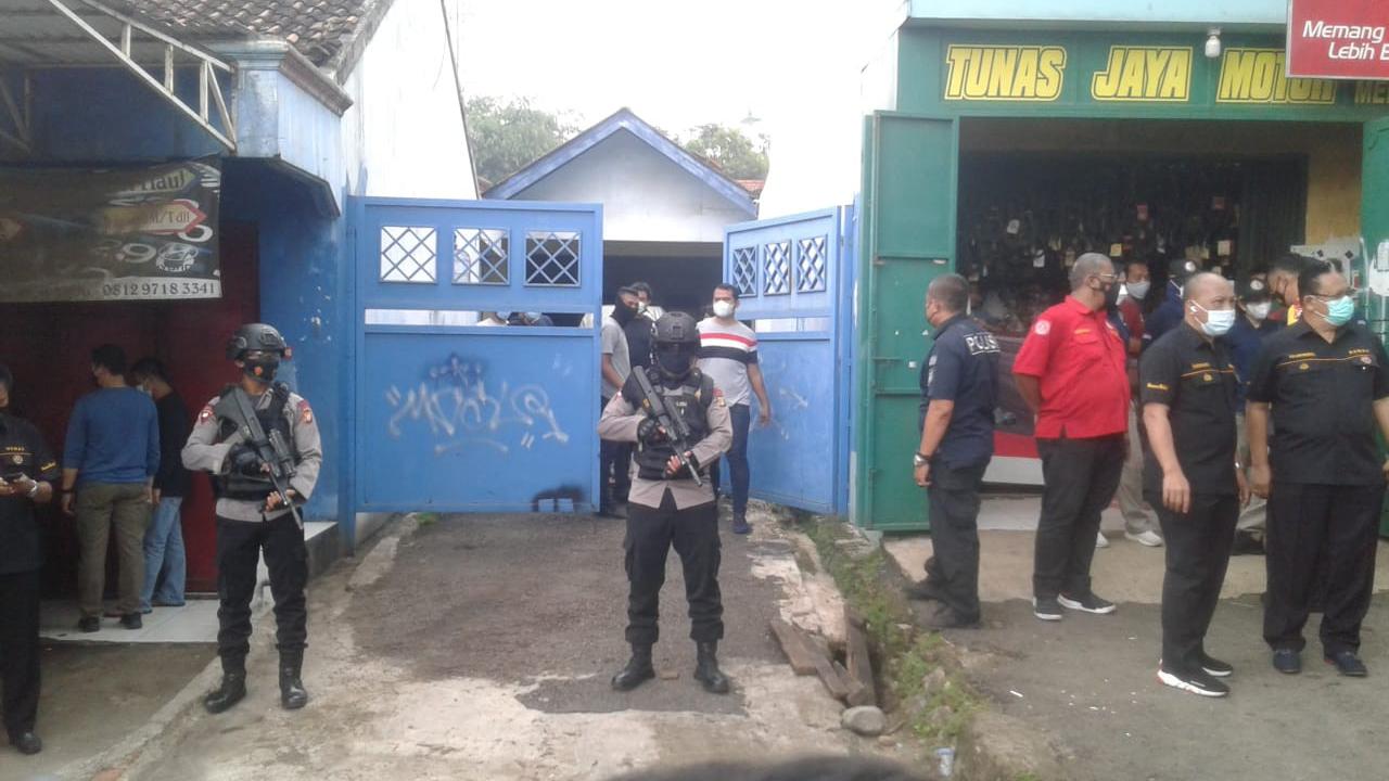 Polisi menggerebek lokasi persembunyian terduga teroris di Bekasi, Senin (29/3/2021)