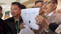 Kuasa hukum Gibran Rakabuming Raka, Muhammad Rullyandi, menunjukkan sejumlah dokumen riwayat pendidikan kliennya di Pengadilan Tata Usaha Negara (PTUN) Jakarta, Kamis (29/10/2026). (Liputan6.com/Zahraa Devana)