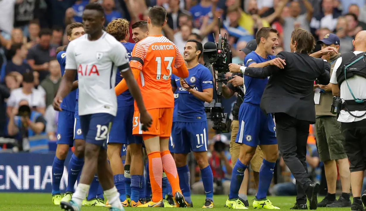 Pelatih Chelsea, Antonio Conte merayakan kemenangan bersama para pemainnya usai pertandingan melawan Tottenham Hostpur pada Liga Inggris di Stadion Wembley di London, (20/8). Chelsea menang atas Tottenham dengan skor 2-1. (AP Photo/Alastair Grant)