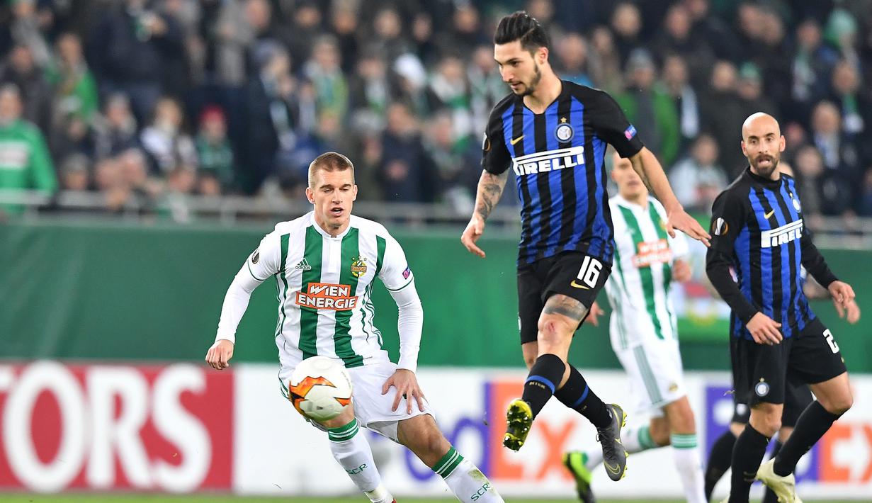 Pemain Inter Milan, Matteo Politano memberikan umpan pada leg 1, 32 besar Liga Europa yang berlangsung di stadion Allianz, Wina, Jumat (15/2). Inter Milan menang 1-0 atas Rapid Wina. (AFP/Joe Klamar)