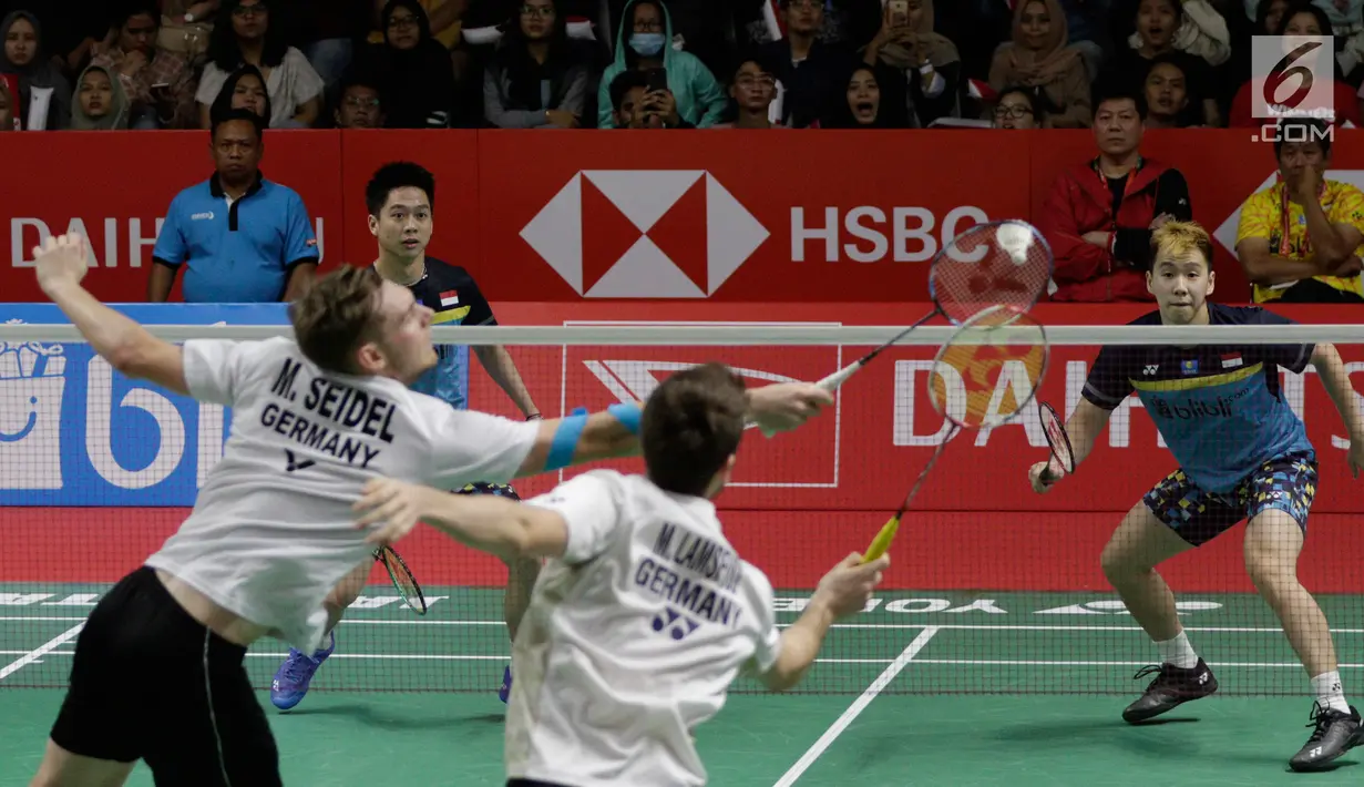 Pasangan Indonesia, Kevin Sanjaya/Marcus Gideon saat menghadapi wakil Jerman, Mark Lamsfuss/Marvin Seidel pada Indonesia Masters 2019 di Istora Senayan, Jakarta, Rabu (23/1). Kevin / Marcus lolos ke 16 besar, 21-13, 19-21, 21-15. (Bola.com/M Iqbal Ichsan)