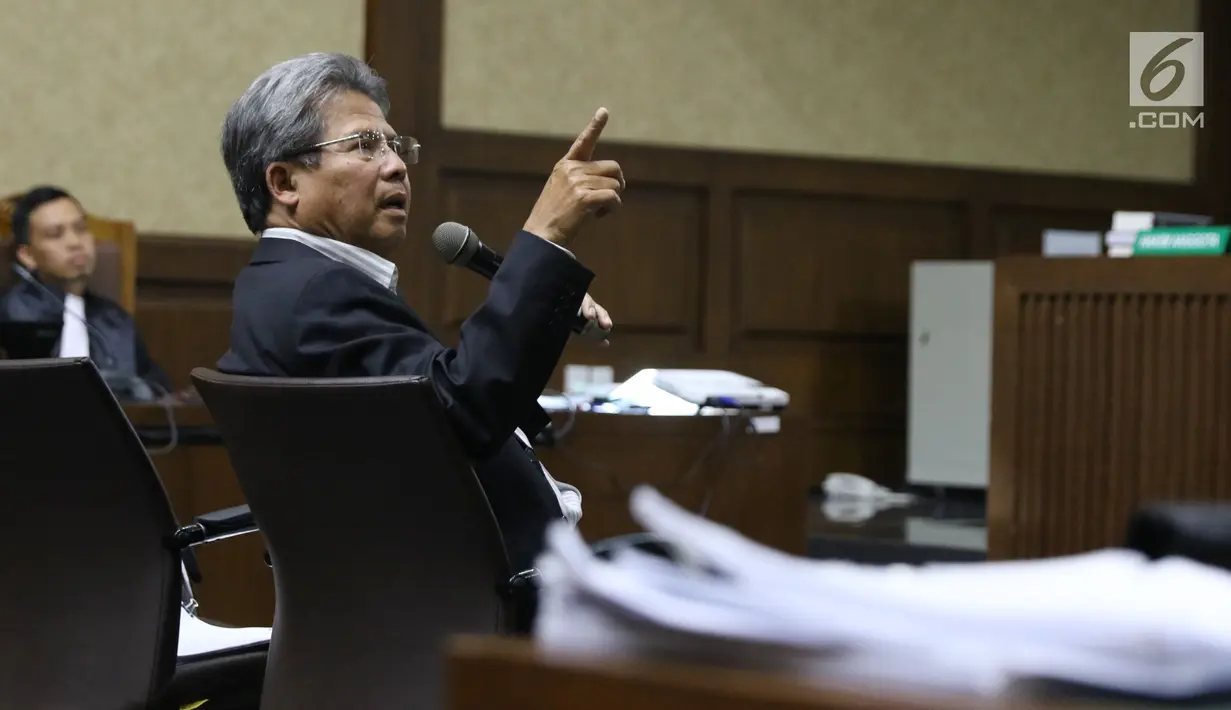 Mantan TBH KKSK, Todung Mulya Lubis menjawab pertanyaan saat menjadi saksi pada sidang dugaan korupsi penerbitan SKL BLBI dengan terdakwa, Syafruddin Arsyad Temenggung di Pengadilan Tipikor, Jakarta, Kamis (19/7). (Liputan6.com/Helmi Fithriansyah)