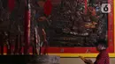 Warga keturunan Tionghoa melaksanakan sembahyang Tahun Baru Imlek 2573 di Vihara Dhanagun, Kota Bogor, Selasa (1/2/2022). Pelaksanaan ibadah Tahun Baru China atau Imlek 2573 di Kota Bogor berjalan secara khidmat dan aman. (Liputan6.com/Helmi Fithriansyah)
