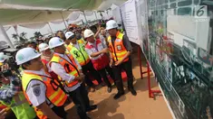 Menteri Perhubungan Budi Karya Sumadi (kedua kiri) melihat gambar proyek pembangunan East Connection, Project Runway atau landasan pacu, dan Apron Cargo di kawasan Bandara Soekarno – Hatta, Banten, Minggu (15/4). (Merdeka.com / Arie Basuki)