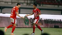 Dua pemain Bali United, Joao Ferrari dan M. Rahmat, merayakan gol ke gawang PSBS Biak dalam laga pekan 26 BRI Super League 2025/2026 di Stadion Kapten I Wayan Dipta, Gianyar, Bali, Senin (6/4/2026). (Bola.com/Alit Binawan)