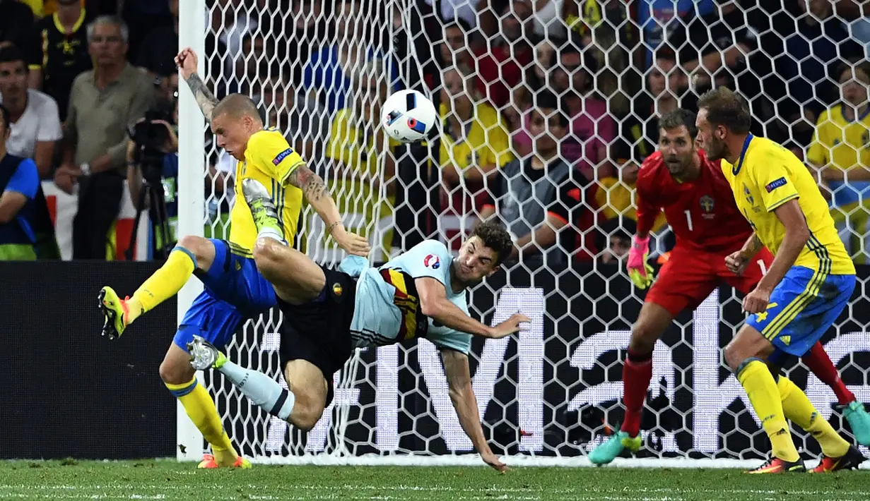 Duel antara pemain Belgia dan Swedia pada laga terakhir Grup E Piala Eropa 2016 di Allianz Riviera, Nice, Kamis (23/6/2016) dini hari WIB. (AFP/Jonathan Nackstrand)