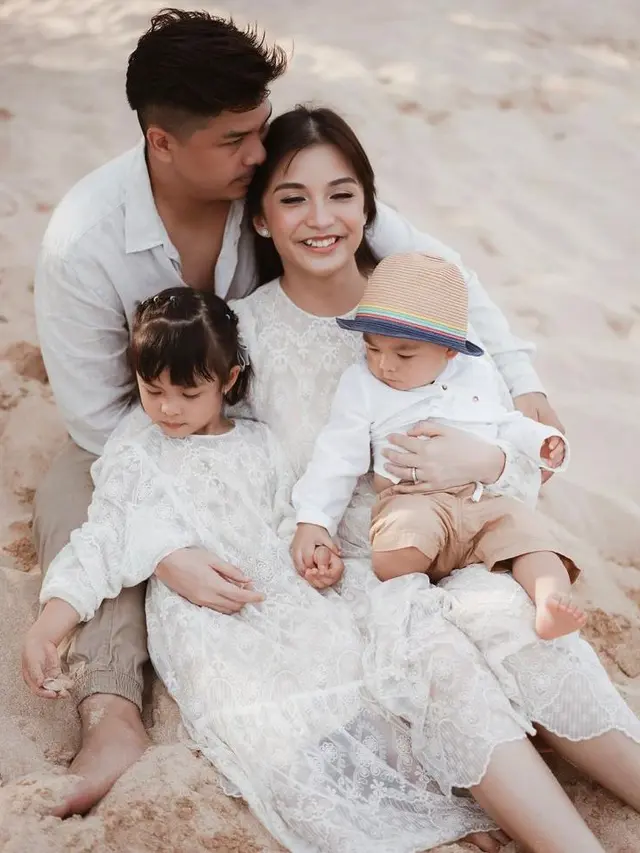 14 Gaya Chelsea Olivia dan Glenn Alinskie saat Liburan di Bali, Kompak Pakai Baju Adat-Kasual