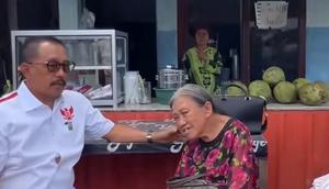 Wakil Wali Kota Surabaya Armuji saat menemui nenek Elina yang rumahnya diratakan dengan tanah tanpa proses hukum. (Liputam6.com/ Dian Kurniawan)